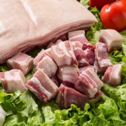 Costilla de Cerdo ((Con Cuero)) *Sin Hueso en Cubos 1kg COD.183